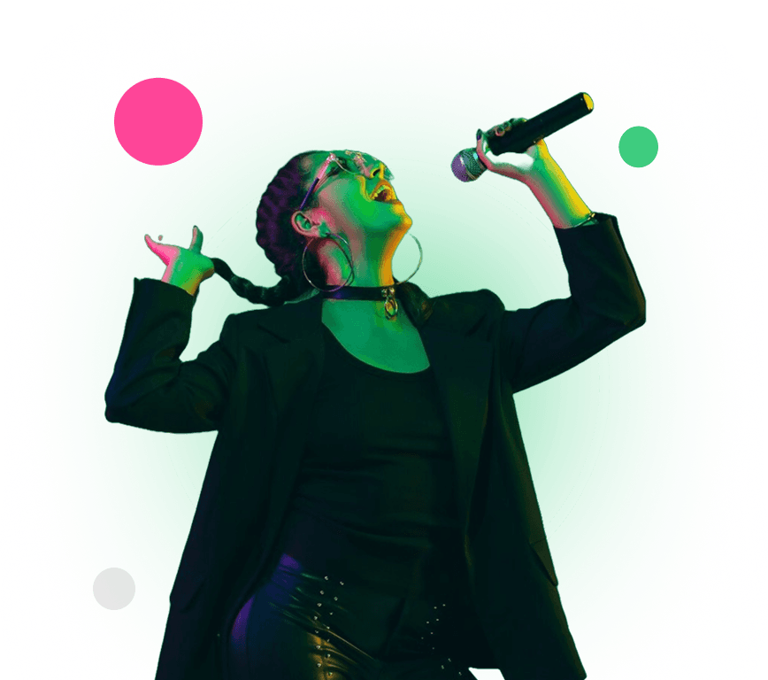 Девушка смотрит фильм