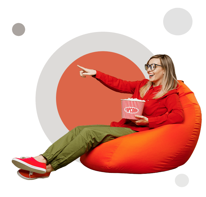 Девушка смотрит фильм